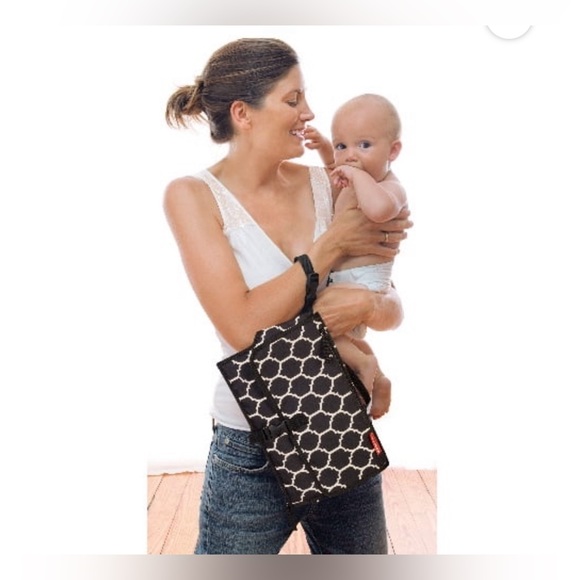 Skip Hop Pronto Baby Portable Changing Station & Diaper Changing Pad Clutch Onyx - Picture 14 of 16